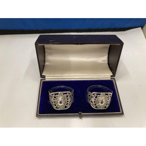 93 - TWO SILVER NAPKING RINGS IN PRESENTATION BOX - 21G