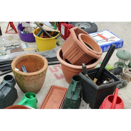 1976 - AN ASSORTMENT OF GARDEN ITEMS TO INCLUDE A GALVANISED WATERING CAN, SPANNERS AND A HOSE REEL ETC