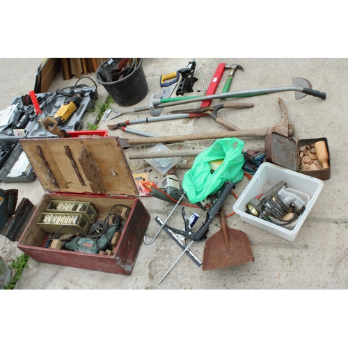 1978 - AN ASSORTMENT OF TOOLS TO INCLUDE A PICK AXE, A BOSCH ELECTRIC DRILL AND GARDENT OOLS ETC