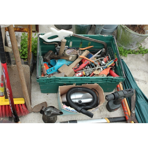 1979 - AN ASSORTMENT OF TOOLS TO INCLUDE SAWS, GARDEN SHEARS AND A SACK TRUCK ETC