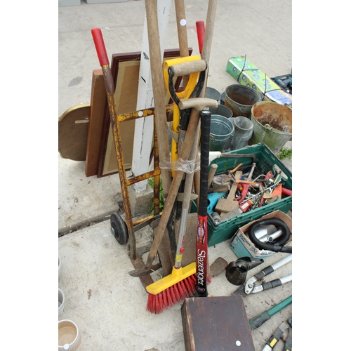 1979 - AN ASSORTMENT OF TOOLS TO INCLUDE SAWS, GARDEN SHEARS AND A SACK TRUCK ETC