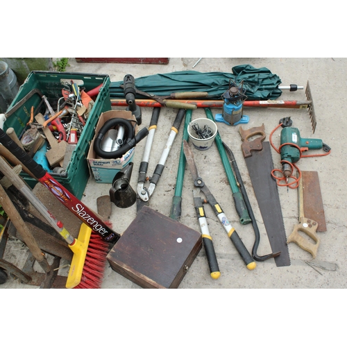 1979 - AN ASSORTMENT OF TOOLS TO INCLUDE SAWS, GARDEN SHEARS AND A SACK TRUCK ETC