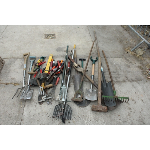 1984 - A LARGE ASSORTMENT OF GARDEN TOOLS TO INCLUDE SPADES, SHEARS AND RAKES ETC