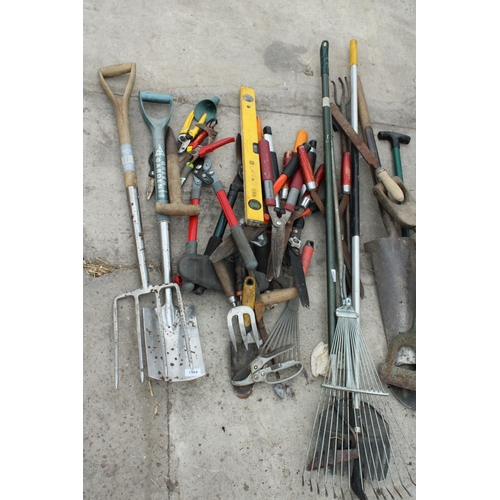 1984 - A LARGE ASSORTMENT OF GARDEN TOOLS TO INCLUDE SPADES, SHEARS AND RAKES ETC