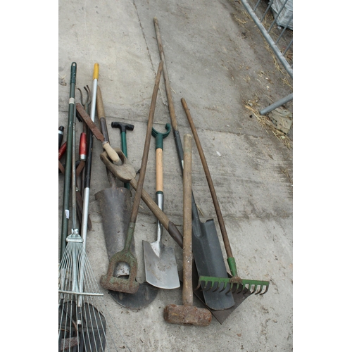 1984 - A LARGE ASSORTMENT OF GARDEN TOOLS TO INCLUDE SPADES, SHEARS AND RAKES ETC