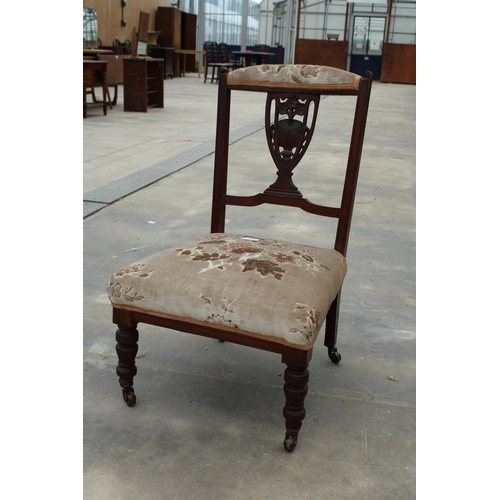 2859 - A LATE VICTORIAN LOW NURSING CHAIR