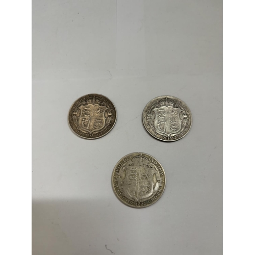 390A - THREE GEORGE V HALF CROWNS 0 1914, 1917 AND 1922