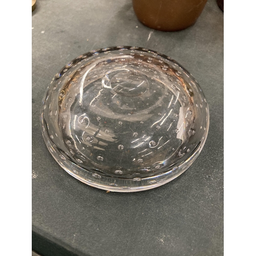 162 - A VINTAGE WHITEFRIARS CLEAR GLASS CONTROLLED AIR BUBBLE ASHTRAY