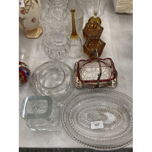 187 - A QUANTITY OF GLASSWARE TO INCLUDE, DECANTERS, BOWLS, VASES, BELLS, CRANBERRY DISH ETC