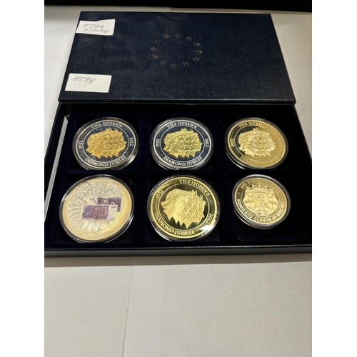 579A - SIX BOXED COMMEMORATIVE COINS TO INCLUDE DIAMOND JUBILEE, BANK NOTE AND KINGS AND QUEENS OF BRITAIN