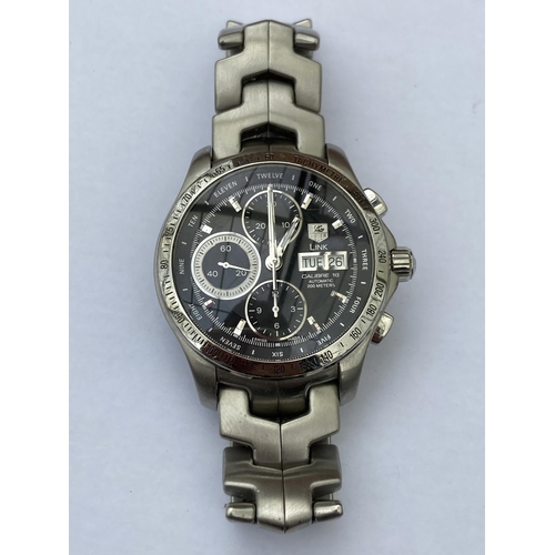 607 - A GENTS TAG HEUER LINK CALIBRE 16 AUTOMATIC CHRONOGRAPH WRISTWATCH WITH CARD, MODEL NO. CJF2HA SERIA... 