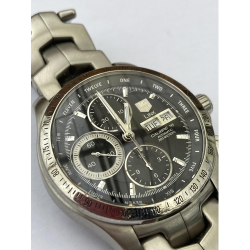 607 - A GENTS TAG HEUER LINK CALIBRE 16 AUTOMATIC CHRONOGRAPH WRISTWATCH WITH CARD, MODEL NO. CJF2HA SERIA... 