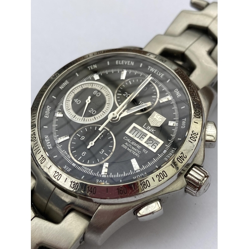 607 - A GENTS TAG HEUER LINK CALIBRE 16 AUTOMATIC CHRONOGRAPH WRISTWATCH WITH CARD, MODEL NO. CJF2HA SERIA... 