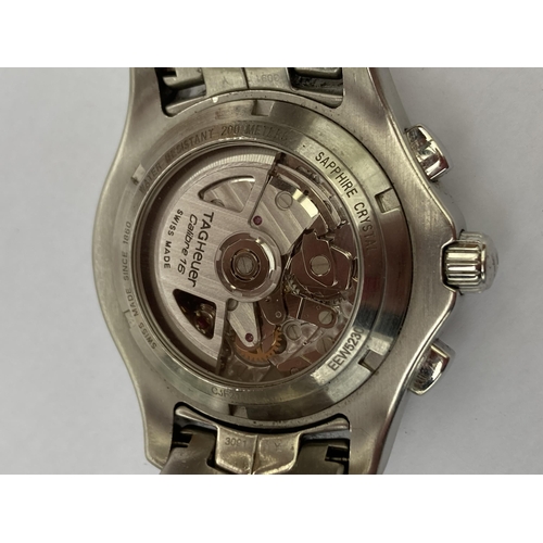 607 - A GENTS TAG HEUER LINK CALIBRE 16 AUTOMATIC CHRONOGRAPH WRISTWATCH WITH CARD, MODEL NO. CJF2HA SERIA... 