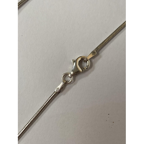 642 - A MARKED 925 SILVER CHAIN WITH A PENDANT, LENGTH OF CHAIN, 55CM