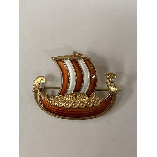 652 - A MARKED 925 S STERLING NORWAY, SILVER GILT AND ENAMEL BROOCH OF A VIKING SHIP, IN A PRESENTATION BO... 