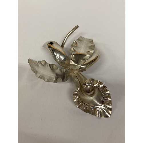 688 - AN ANTIQUE 925 SILVER FIGURAL EXOTIC ORCHID FLOWER BROOCH