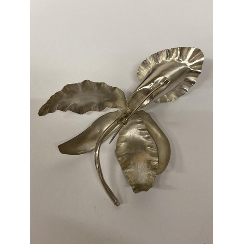 688 - AN ANTIQUE 925 SILVER FIGURAL EXOTIC ORCHID FLOWER BROOCH