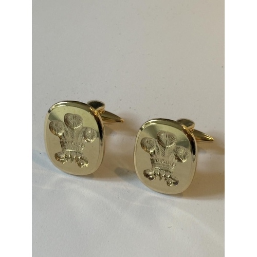 700 - A PAIR OF CUFFLINKS DEPRICTING THE PRINCE OF WALES FEATHERS