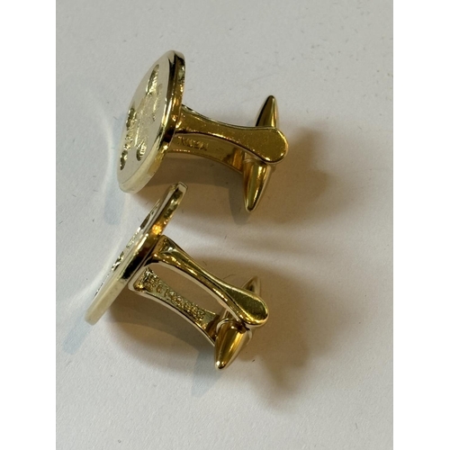 700 - A PAIR OF CUFFLINKS DEPRICTING THE PRINCE OF WALES FEATHERS