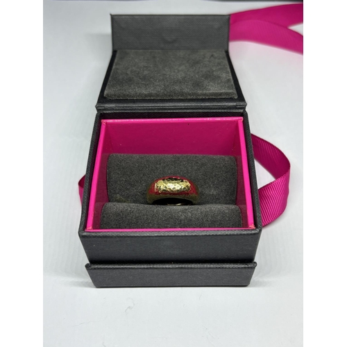 705 - A MARKED SILVER GILT RING SIZE K IN A PRESENTATION BOX