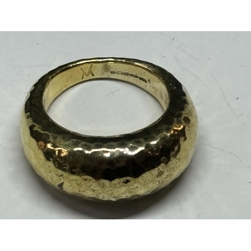 705 - A MARKED SILVER GILT RING SIZE K IN A PRESENTATION BOX