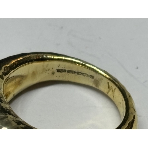 705 - A MARKED SILVER GILT RING SIZE K IN A PRESENTATION BOX