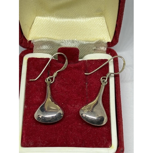 712 - A PAIR OF MARKED SILVER DROP EARRINGS IN A PRESENTATION BOX