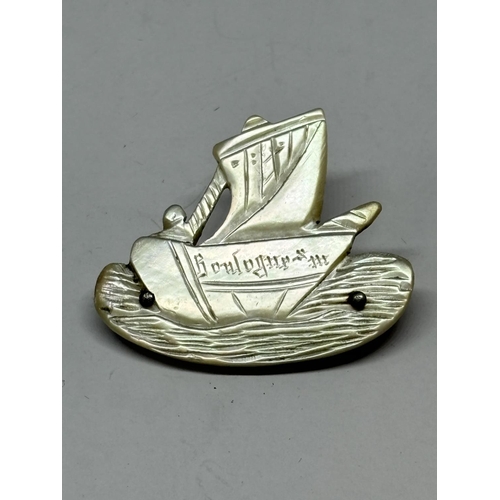 718 - A MOTHER OF PEARL BROOCH IN A SHIP DESIGN