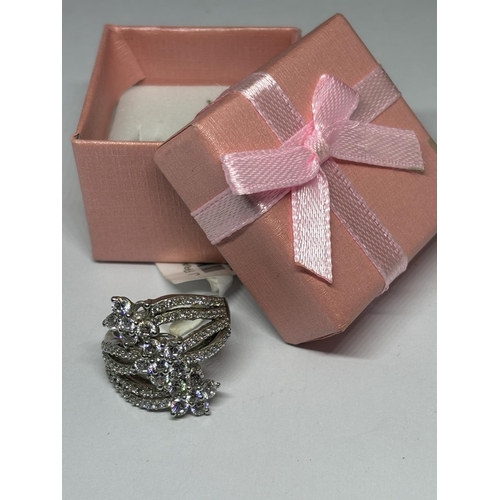 735 - A MARKED 925 SILVER RING WITH SWAROVSKI ZIRCONIAS SIZE Q IN A PRESENTATION BOX