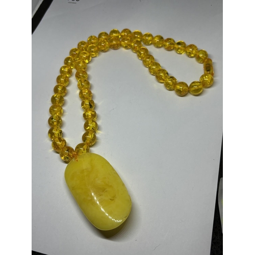 757 - AN AMBER NECKLACE AND PENDANT