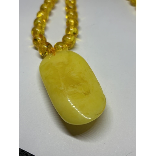 757 - AN AMBER NECKLACE AND PENDANT