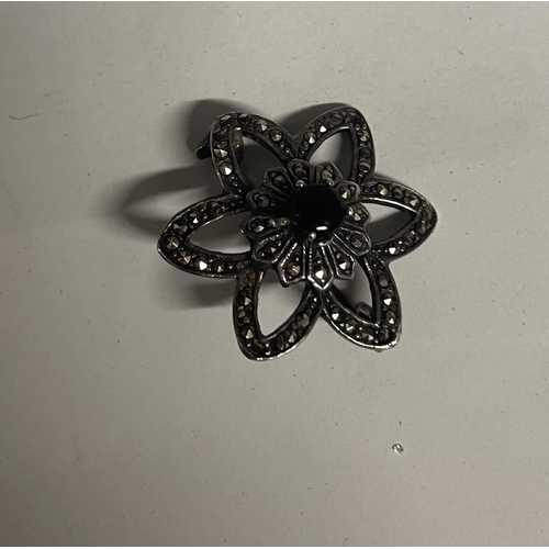 777 - A MARKED 925 SILVER BROOCH WITH MARCASITE IN A FLOWER DESIGN