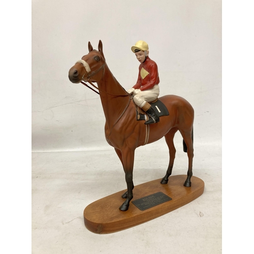 805 - A CONNOISSEUR MODEL BY BESWICK OF RED RUM BRIAN FLETCHER UP ON A WOODEN PLINTH