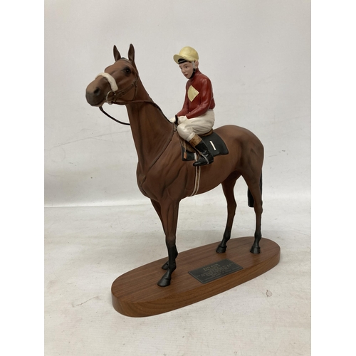 806 - A CONNOISSEUR MODEL BY BESWICK OF RED RUM BRIAN FLETCHER UP ON A WOODEN PLINTH