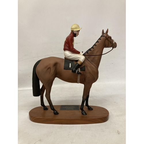 806 - A CONNOISSEUR MODEL BY BESWICK OF RED RUM BRIAN FLETCHER UP ON A WOODEN PLINTH