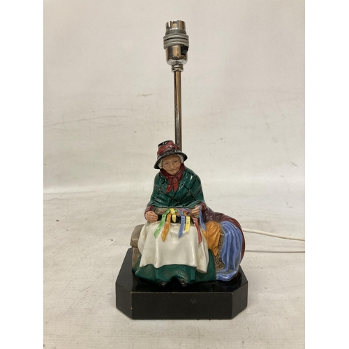 895A - A ROYAL DOULTON TABLE LAMP WITH A LADY FIGURE TO THE BASE