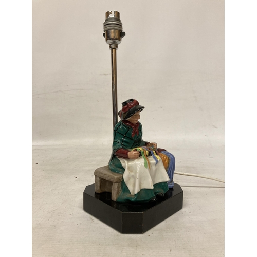 895A - A ROYAL DOULTON TABLE LAMP WITH A LADY FIGURE TO THE BASE