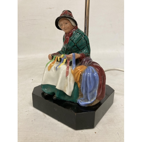 895A - A ROYAL DOULTON TABLE LAMP WITH A LADY FIGURE TO THE BASE