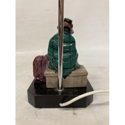 895A - A ROYAL DOULTON TABLE LAMP WITH A LADY FIGURE TO THE BASE