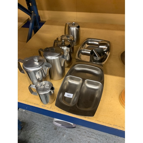 985 - A QUANTITY OF STAINLESS STEEL KITCHEN ITEMS