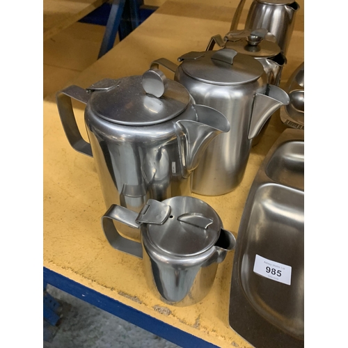 985 - A QUANTITY OF STAINLESS STEEL KITCHEN ITEMS