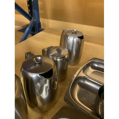 985 - A QUANTITY OF STAINLESS STEEL KITCHEN ITEMS