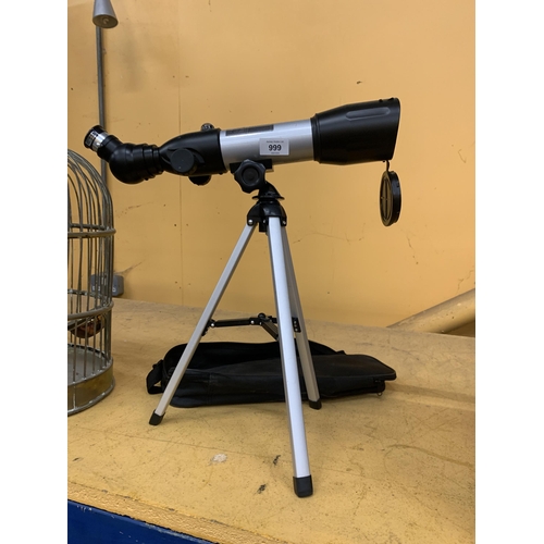 999 - A COLLECTABLE MARKS AND SPENCERS TABLE TOP TELESCOPE IN CASE WITH EXTRA LENS