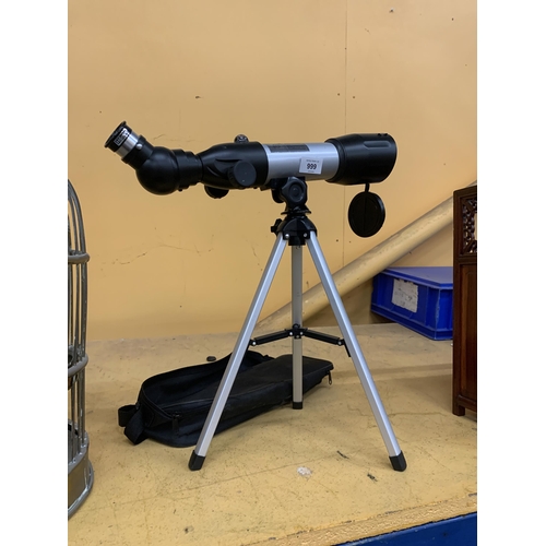 999 - A COLLECTABLE MARKS AND SPENCERS TABLE TOP TELESCOPE IN CASE WITH EXTRA LENS