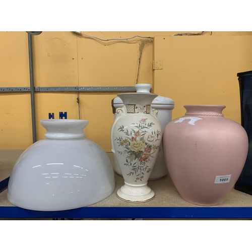 1005 - A MIXED LOT TO INCLUDE TWO VASES ONE WITH FORAL PATTERN AND GOLD DETAIL PLUS AN OPAQUE VINTAGE GLASS... 