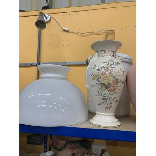 1005 - A MIXED LOT TO INCLUDE TWO VASES ONE WITH FORAL PATTERN AND GOLD DETAIL PLUS AN OPAQUE VINTAGE GLASS... 