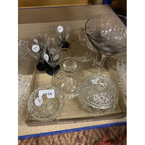 1014 - A QUANTITY OF VINTAGE GLASSWARE TO INCLUDE BOWLS, CANDLESTICKS, TRINKET POT, RING HOLDER AND GLASSES