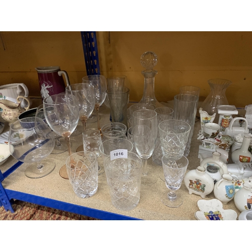 1016 - A QUANTITY OF GLASSWARE TO INCLUDE A SHIP'S DECANTER, BRANDY BALLOONS, WINE GLASSES, TUMBLERS, ETC