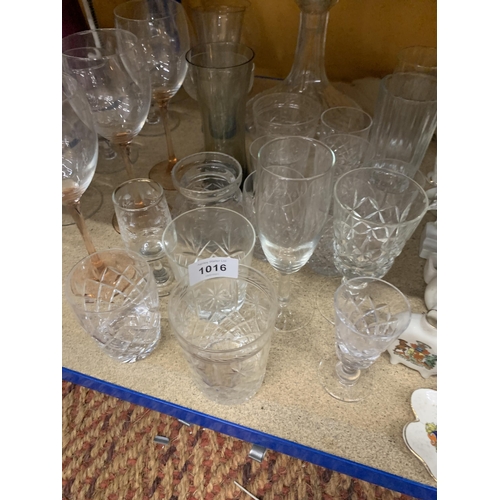 1016 - A QUANTITY OF GLASSWARE TO INCLUDE A SHIP'S DECANTER, BRANDY BALLOONS, WINE GLASSES, TUMBLERS, ETC